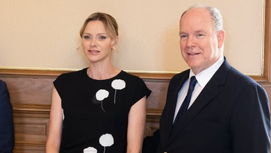 Княгиня Монако в елегантній сукні з квітами попозувала на презентації власного портрета. Фото