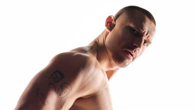 Холостяк Цимбалюк у самих боксерках пограв м'язами для реклами спіднього. Фото