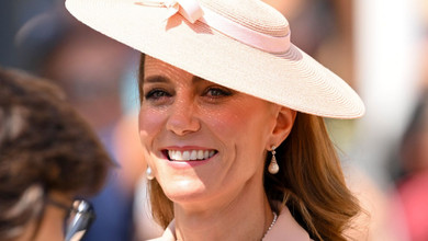 Міддлтон у нюдово-рожевому Dior та перлах принцеси Діани разом із принцом Вільямом зустріла Макронів з літака. Фото