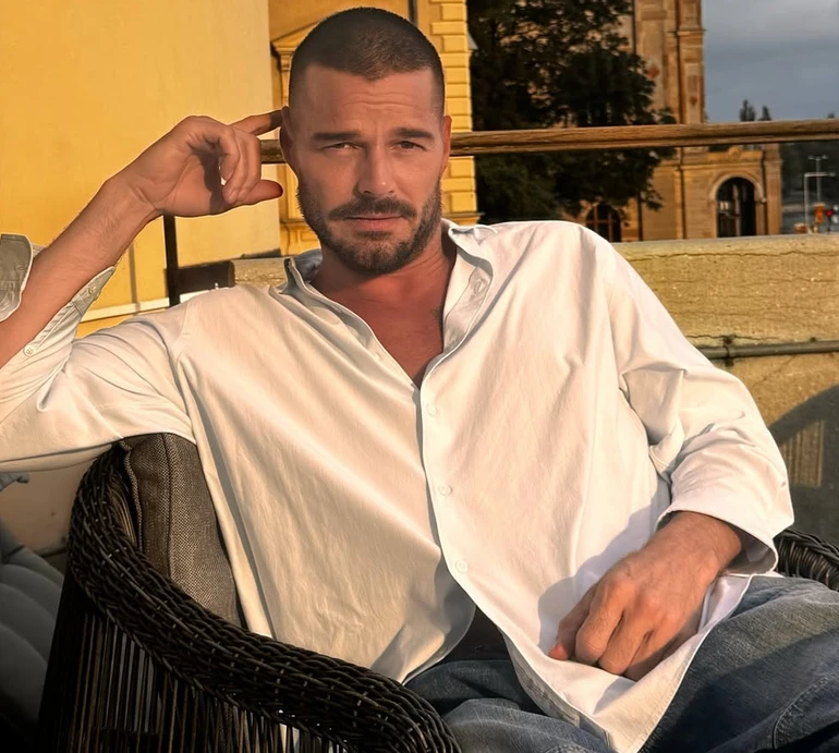 Бій подушками, смаколики і розваги: Рікі Мартін показався з дітьми під час подорожі Європою. Фото