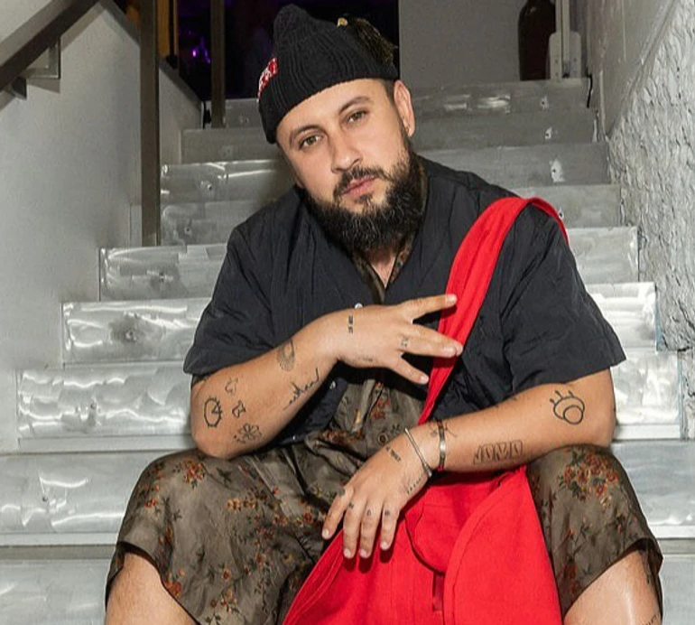 Монатік замилував розвагами з синами та показався з дружиною на кумедному фото