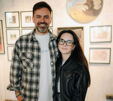 Мірошниченко з дружиною в мережі помилувалися доньками-другокласницями в барвистих сукенках. Фото