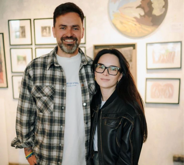 Мірошниченко з дружиною в мережі помилувалися доньками-другокласницями в барвистих сукенках. Фото