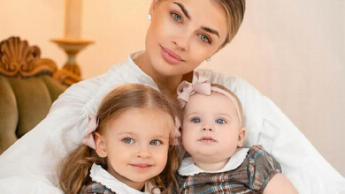 Дружина Зінченка з доньками попозувала в купальниках в стилі old money. Фото