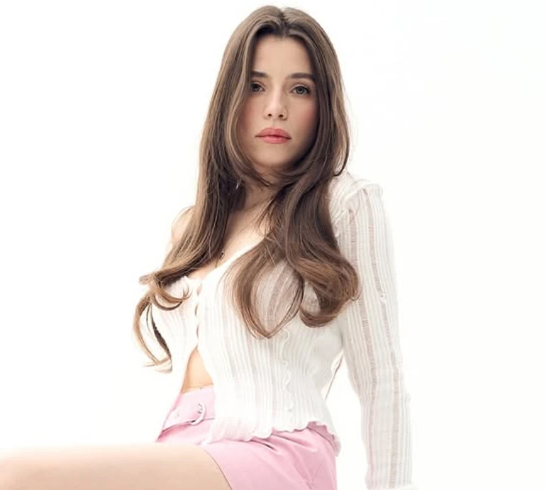 Допоки влізаю: 32-річна Соловій похвалилася своїм виглядом у шкільній формі на традиційному фото