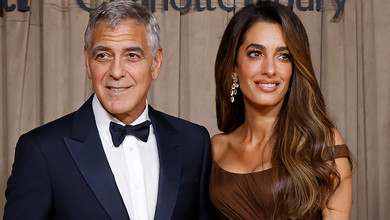 Клуні в темно-синьому смокінгу з дружиною в шоколадній сукні та з бронзовим мейком провели благодійну виставку у Лондоні