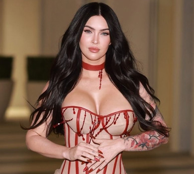 Пишногруда Фокс через 7 місяців після народження четвертої дитини здійснила стильний вихід у вампірському прикиді. Фото