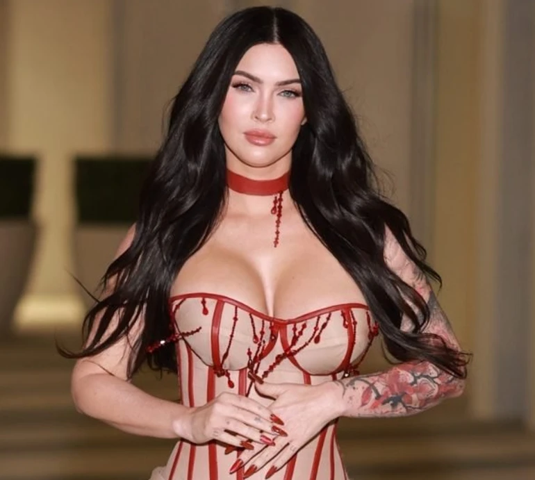 Пишногруда Фокс через 7 місяців після народження четвертої дитини здійснила стильний вихід у вампірському прикиді. Фото