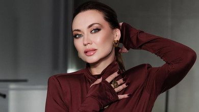 Люди не люблять успішних: Саліванчук з оголеною спиною попозувала на дивані у марсаловій сукні