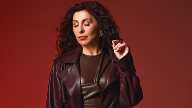 Червоне тло і шкіряний аутфіт: Матвєєва показалася на стильних фото і закликала вдивлятися в красу