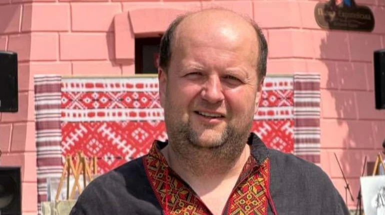 Обіцяю любити ще сильніше: Бронюк палко привітав дружину з днем народження