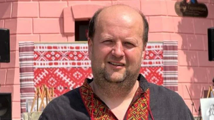 Обіцяю любити ще сильніше: Бронюк палко привітав дружину з днем народження