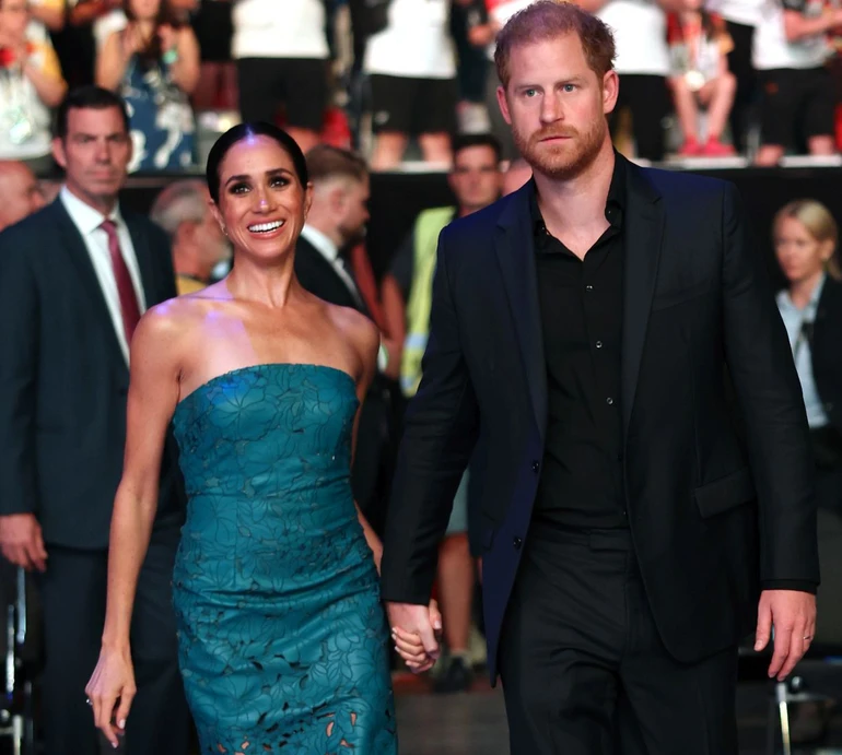 Меган Маркл у фіналі Ігор нескорених оголила плечі в сукні кольору морського моху за $800