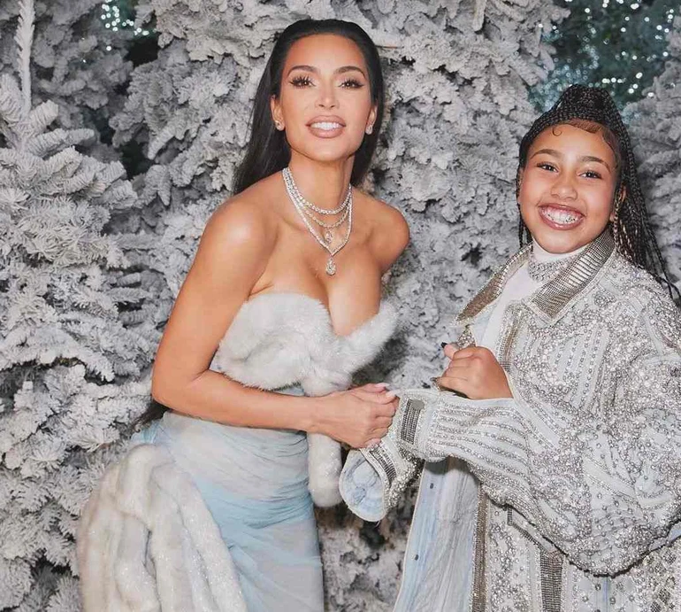 Кардашян в ошатному хутрі зачарувала схожістю з однією з дочок на сімейних фото