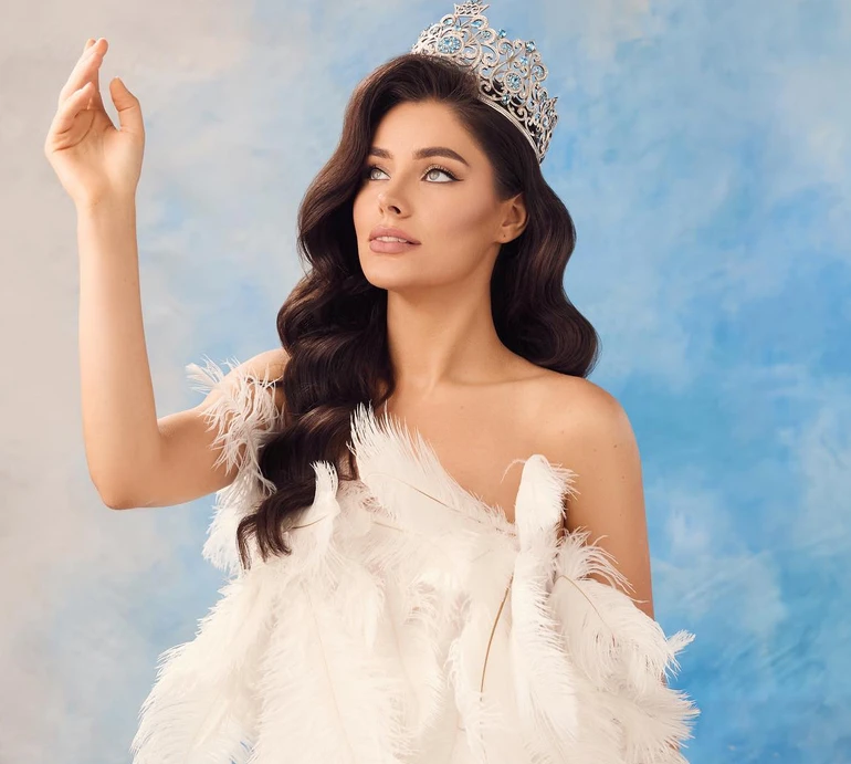 Міс Усанова з голубом на голові та в пір'ї замріяно попозувала для глянцю. Фото