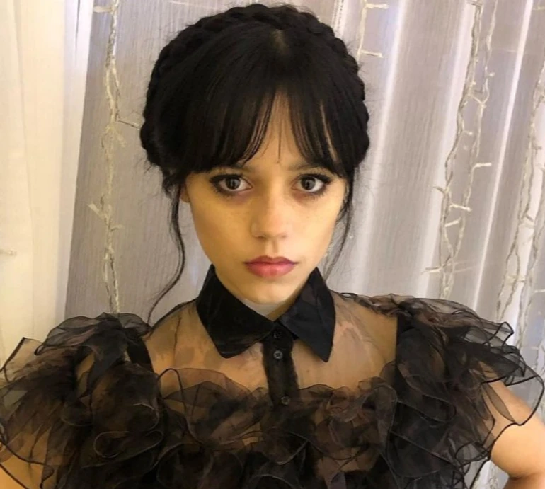 ТОП-10 зачісок героїнь культових фільмів: від Рейчел Грін і Керрі Бредшоу до Венздей і Барбі