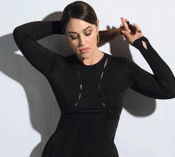 Белуччі у французькому глянці підкреслила соковиті форми сукнею української дизайнерки