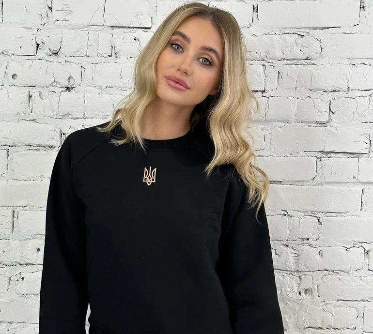 Непристебнута ексдружина Тищенка влаштувала караоке за кермом. Відео