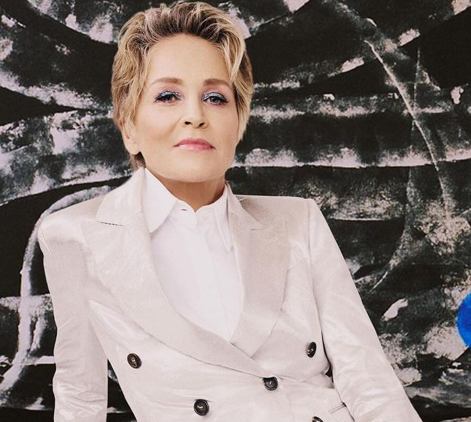 Стоун замилувала мережу обіймами своїх трьох прийомних синів. Фото