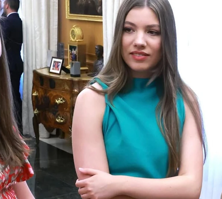 Інфанта Софія в зеленій сукні за 50 євро попозувала з королевою Летісією на заході. Фото