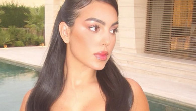 Наречена Роналду в екстра міні блиснула сідницями коло басейну