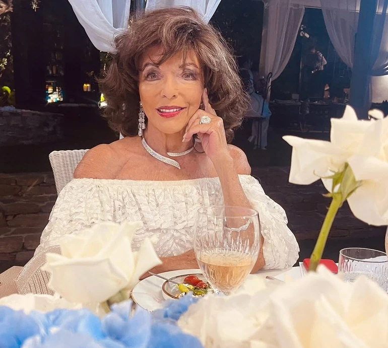 Білий купальник, прикраси й капелюх: 92-річна Джоан Коллінз на півдні Франції засвітилася в ефектному пляжному аутфіті