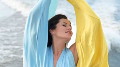 Денисенко у блакитно-жовтій сукні посеред річки продекламувала вірш Павличка про український прапор