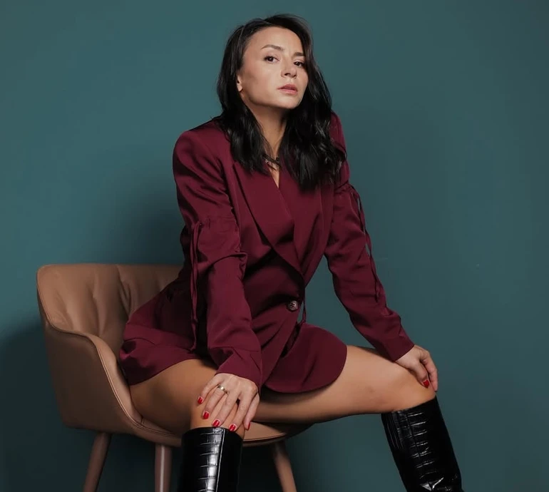 Важливо не забути про власне я: Гвоздьова наробила фото в ефектному бордо і звернулася до жінок зі словами підтримки