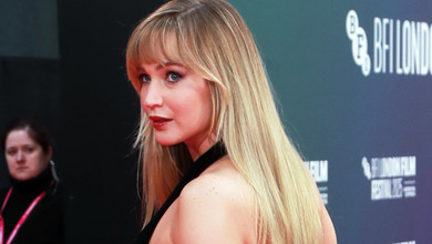 Лоуренс у сукні від Armani ефектно оголила спину на прем'єрі свого фільму у Лондоні