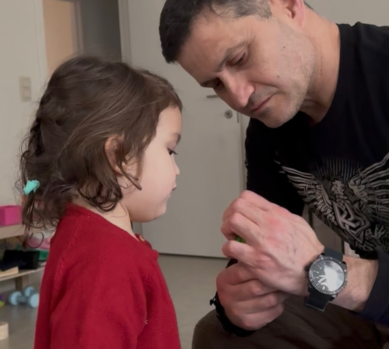 Хвилини щастя: Сеітаблаєв у Бельгії замилував світлинами з дочкою та онукою