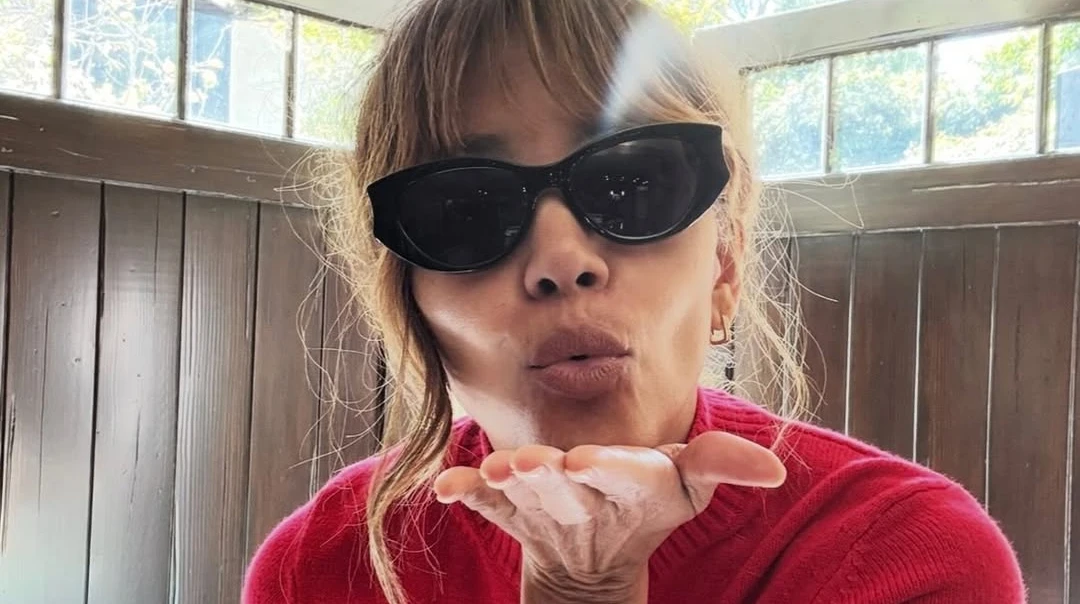 59-річна Холлі Беррі у червоному светрі посвітила довгими ніжками з нагоди свята