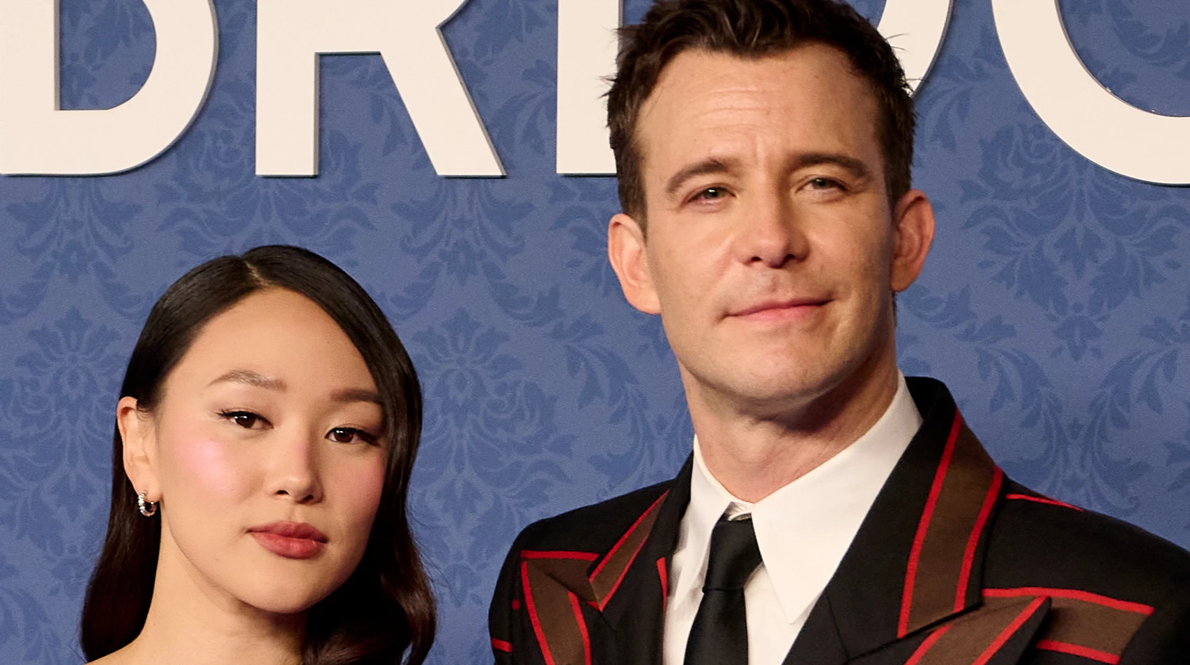 Зірки Бріджертонів Єрін Ха і Люк Томпсон вигуляли ефектні червоно-чорні образи на маскарад у Мадриді