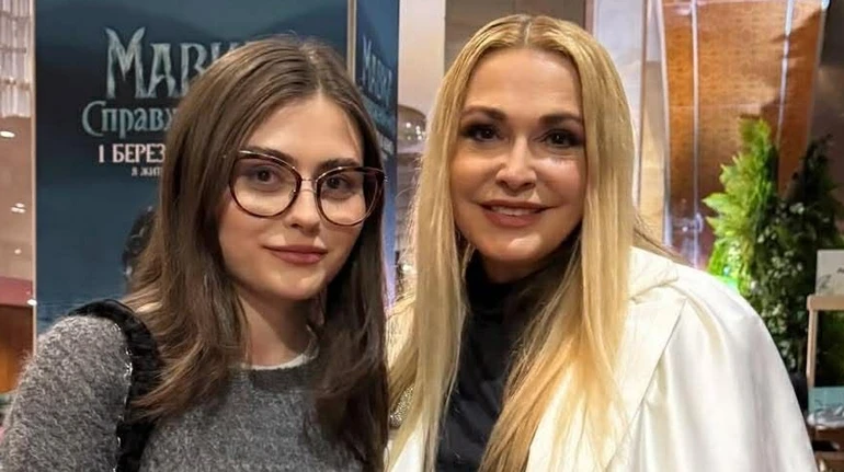 Сумська в ошатній хустці з дочкою у зефірному міні попозували на прем'єрі Мавки