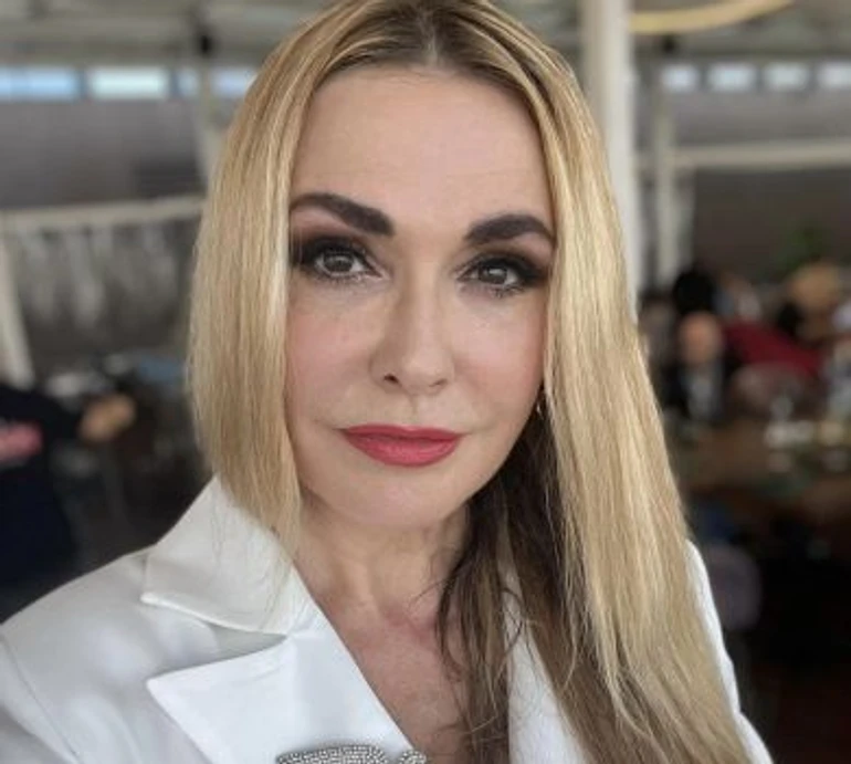 Мамунятка Сумська показала, як чоловік і молодша дочка привітали її з 57-річчям