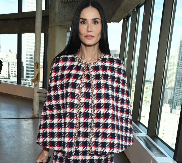 61-річна Мур у картатому міні посвітила ніжками на показі в Нью-Йорку. Фото