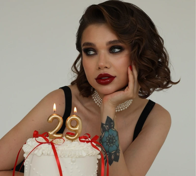 Драматичний мейк, голе стегно і перли: Саша Бо ефектною зйомкою увірвалася у 29-річчя. Фото