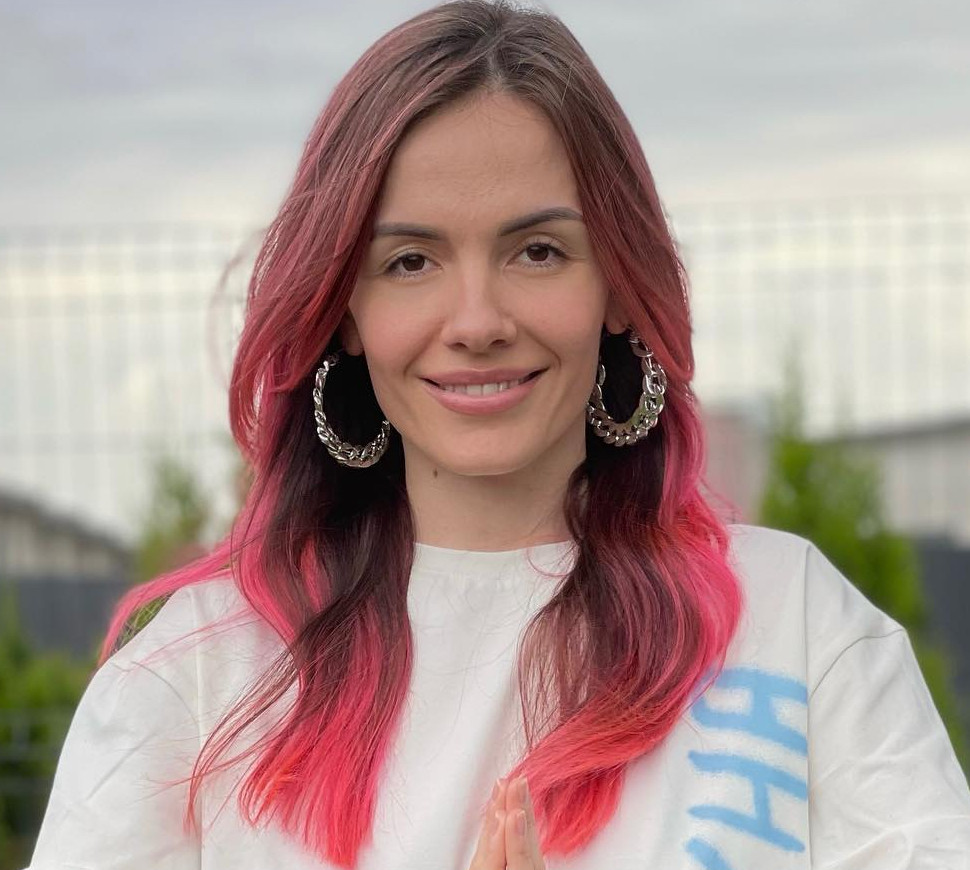 MamaRika в купальнику кольору електрик посвітила принадами у одеському басейні