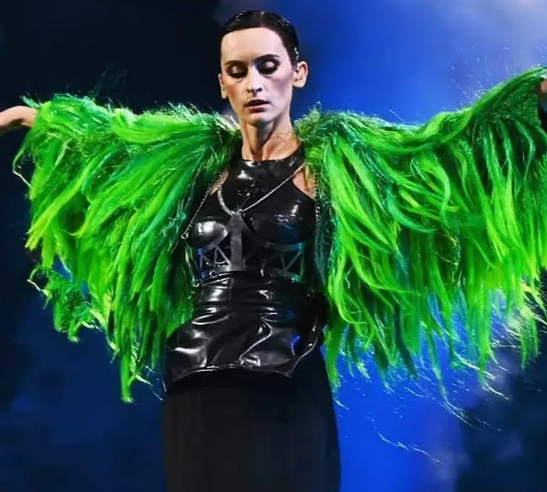 Неочікуваний поворот: солістка Go_A Павленко на концерті Карпи поцілувалася з дівчиною. Відео