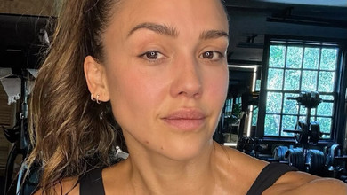 Випади, планка і не лише: 44-річна Альба у яскравих лосинах показала покроковий сет своїх вправ