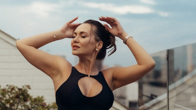 Перестань чекати особливого випадку: Саліванчук у сукні з пікантними вирізами повигиналася на київському даху. Фото