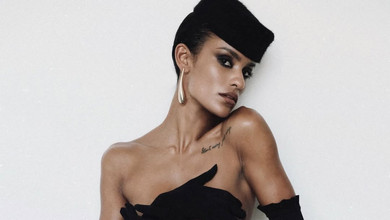 Кохана Касселя з голими грудьми та в латексній спідниці млосно попозувала фотографу-росіянину