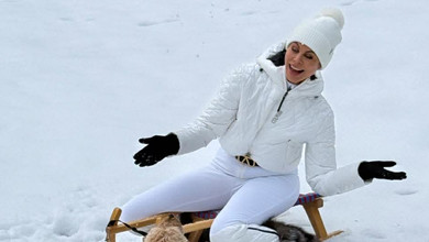 Ексдружина Кличка у міні з торочками оголила ніжки коло перевернутої ялинки