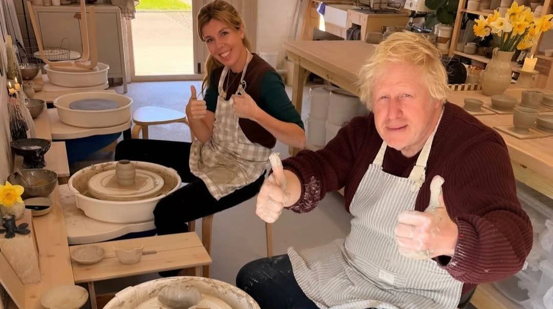 Борис Джонсон у день народження дружини зайнявся ліпленням горщиків