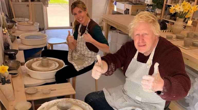 Борис Джонсон у день народження дружини зайнявся ліпленням горщиків
