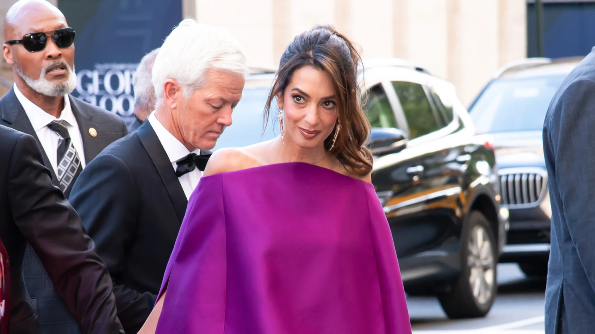 Амаль Клуні посвітила розкішними ніжками у міні кольору фуксії на премії, де нагородили її чоловіка