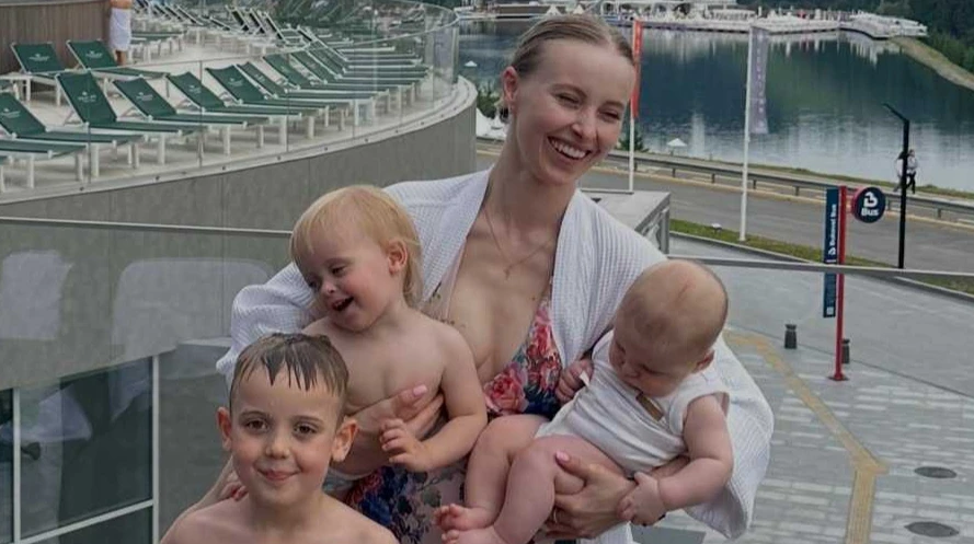 Сагайдачна з комплектом дітей показалася в купальнику на карпатському відпочинку