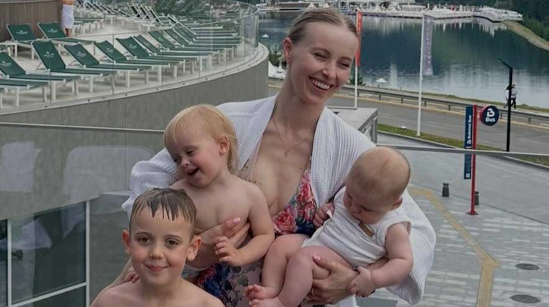 Сагайдачна з комплектом дітей показалася в купальнику на карпатському відпочинку