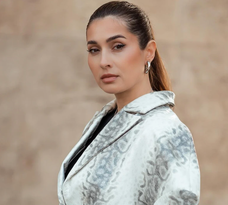 Ярославська в лосинах, кропкуртці та із сумкою за $2650 засвітилася на моді в Парижі