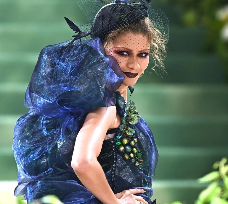Капелюх-букет і пташка на плечі: Зендея на Met Gala 2024 підкорила двома яскравими фантазійними образами. Фото