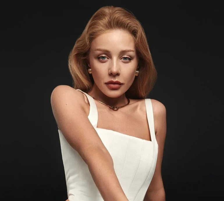 Без крихти мейкапу: Кароль млосно заселфилася в ліжку